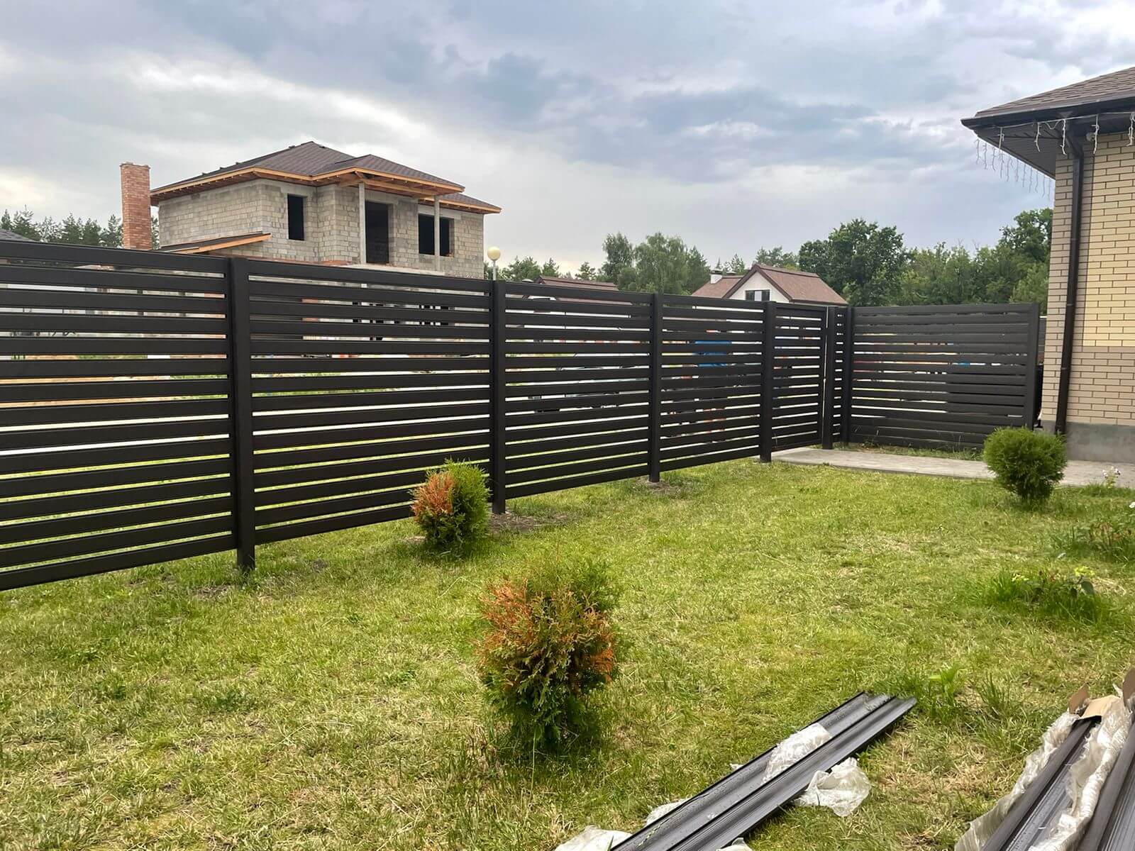 Забор из металлического планкена RAL8019 МАТТЕ фото2 в Волгограде