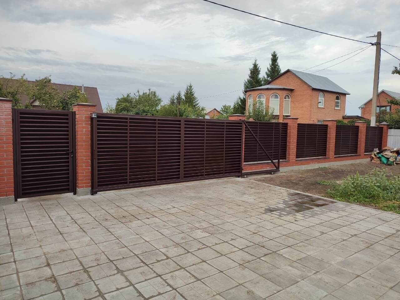 Забор из ламелей Еврожалюзи 28м RAL8017/8017 Шоколад двусторонний фото 3 в Волгограде