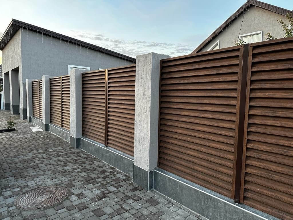Забор-жалюзи из ламелей Еврожалюзи 23м Каштан Printech фото 2 в Волгограде
