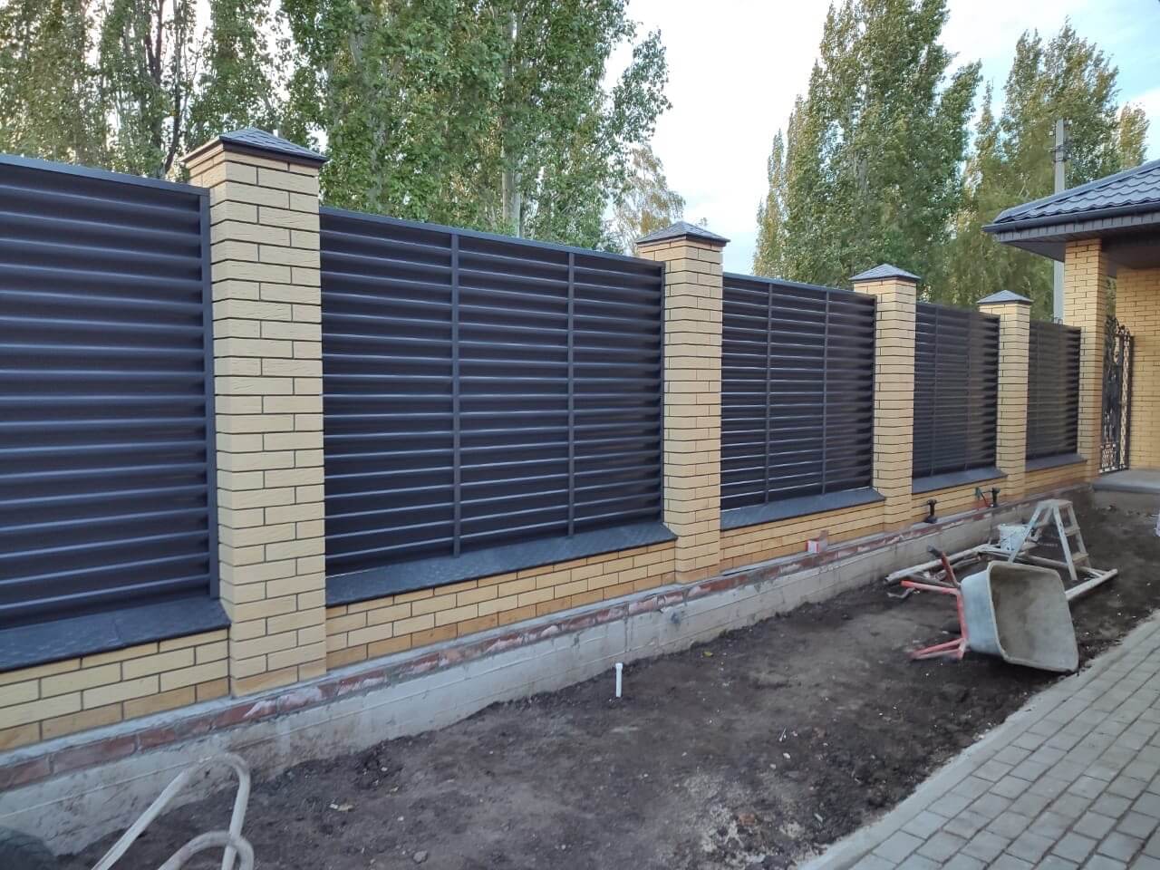 Забор-жалюзи с ламелями Еврожалюзи 16м RAL7024/7024 Серый Графит двусторонний фото 3 в Волгограде