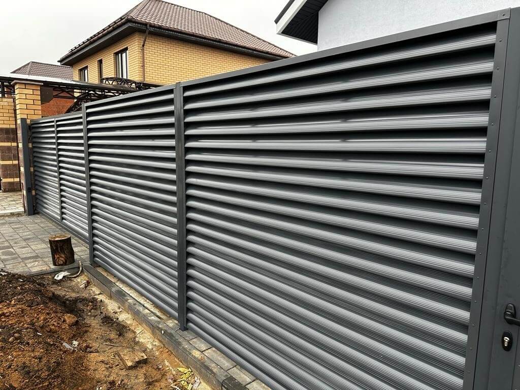 Забор-жалюзи из ламелей Еврожалюзи 28м RAL7024/7024 Серый Графит двусторонний фото 2 в Волгограде