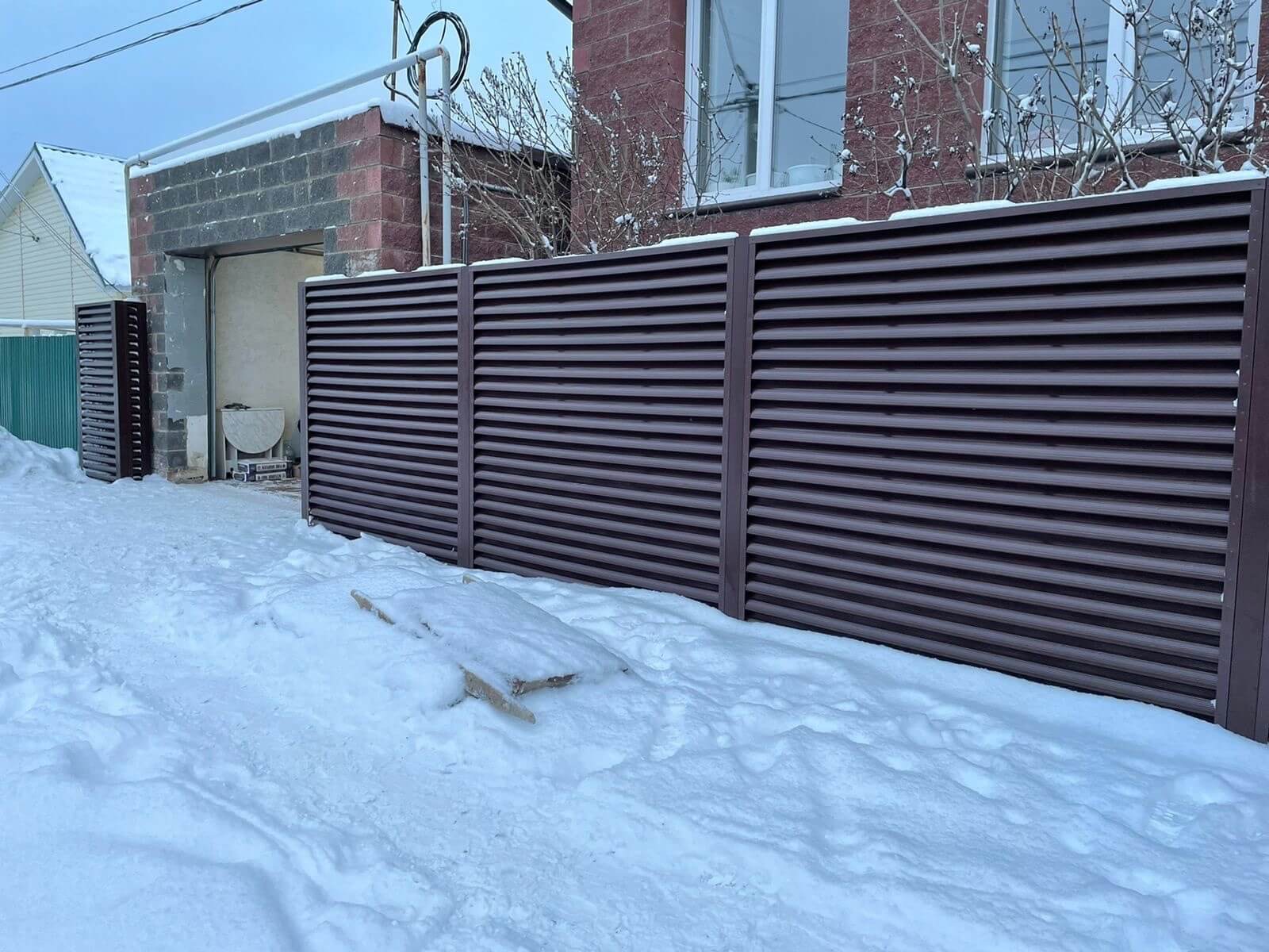 Забор из ламелей еврожалюзи 38м RAL8017/8017 Шоколад двусторонний фото 5 в Волгограде