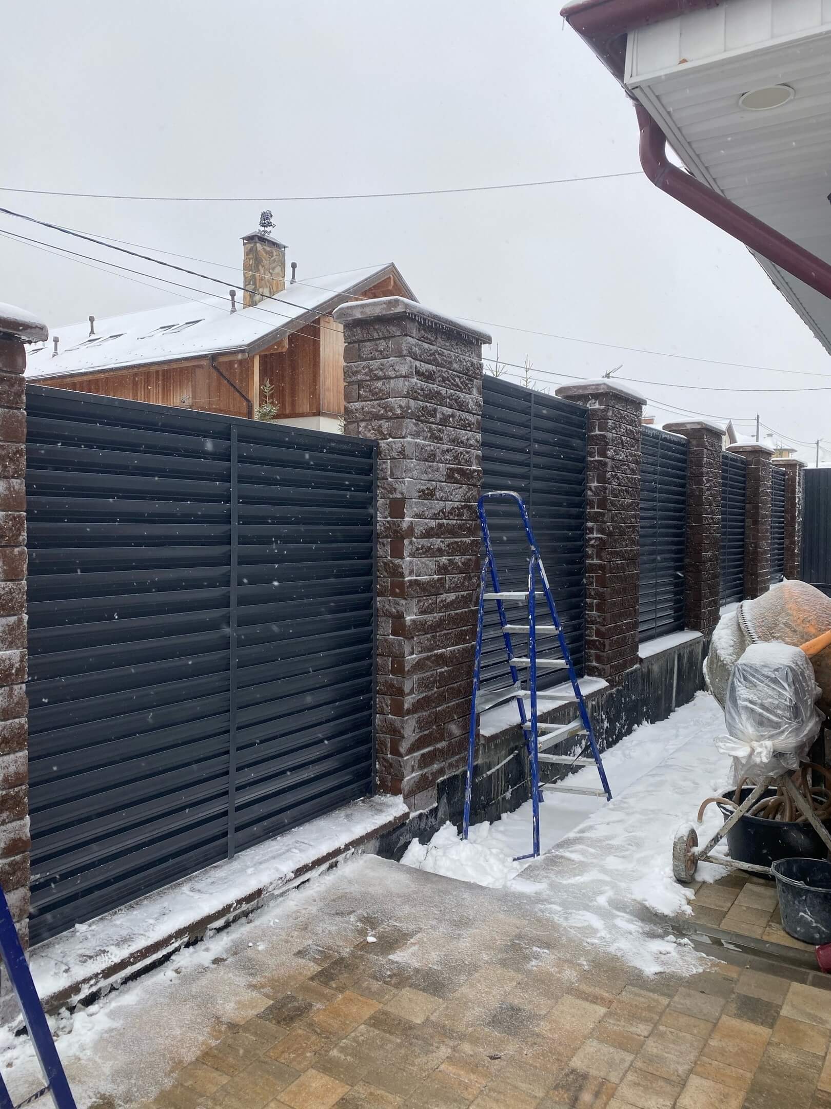 Забор-жалюзи из ламелей ЭКО-Z 44м RAL7024/7024 Серый Графит двусторонний фото 3 в Волгограде