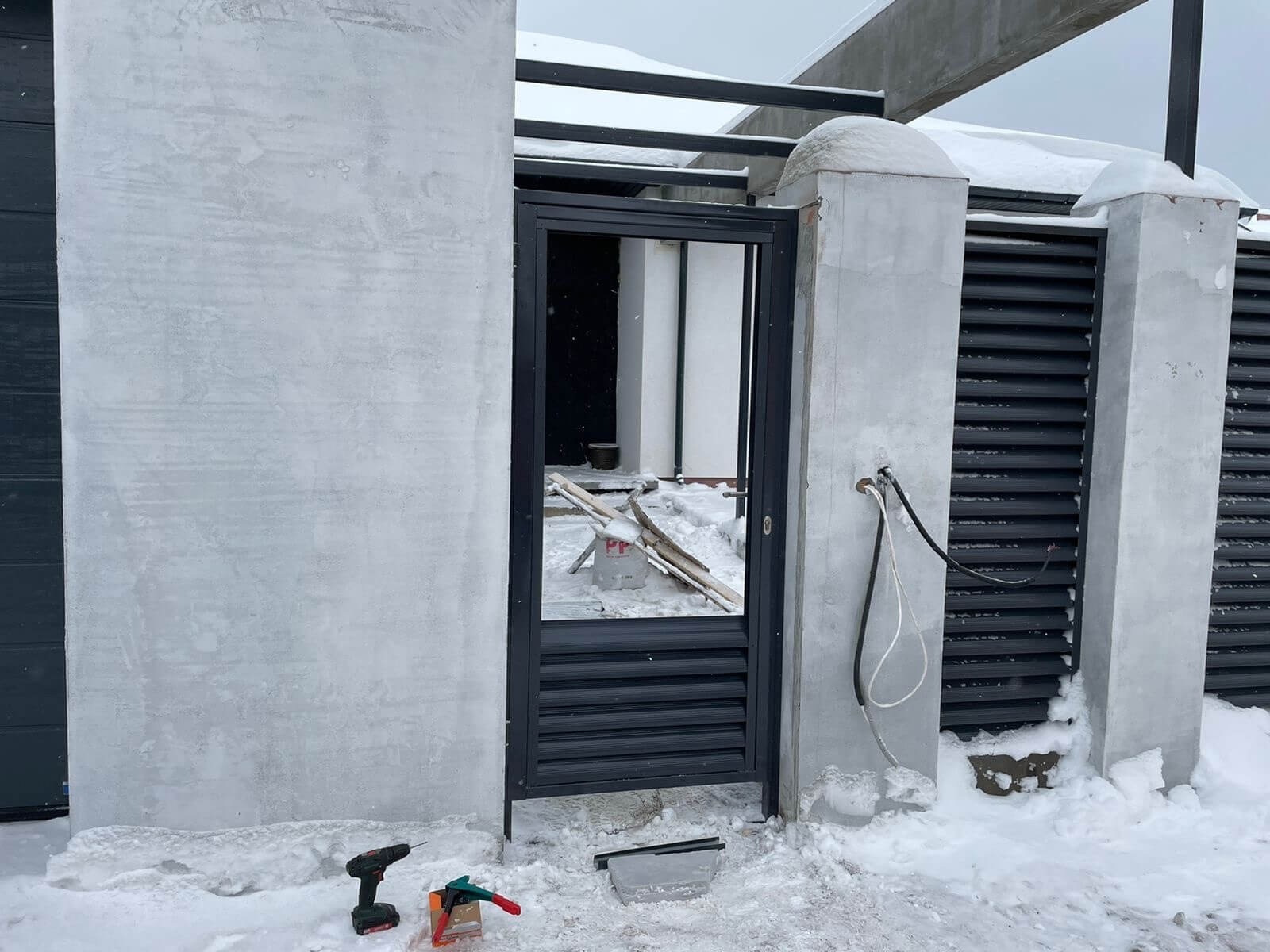 Забор из ламелей еврожалюзи 28м RAL7024/7024 Серый Графит двусторонний фото 2 в Волгограде