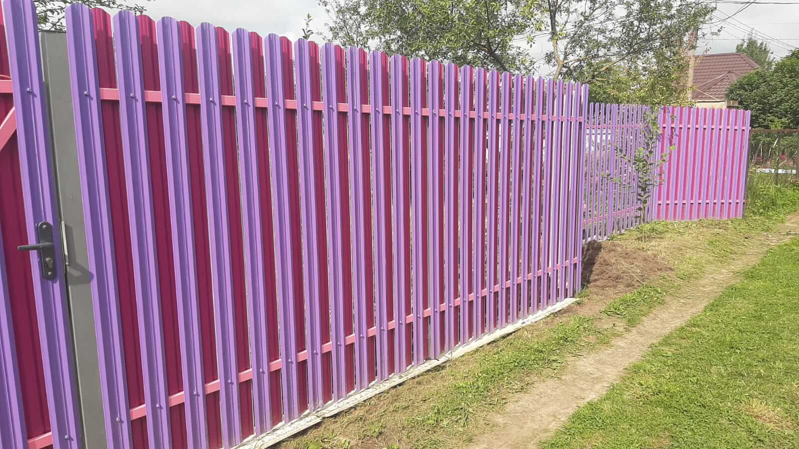 Двухцветный забор из евроштакетника 44м RAL4005 Сиреневый, RAL4006 Пурпурный фото 4 в Волгограде