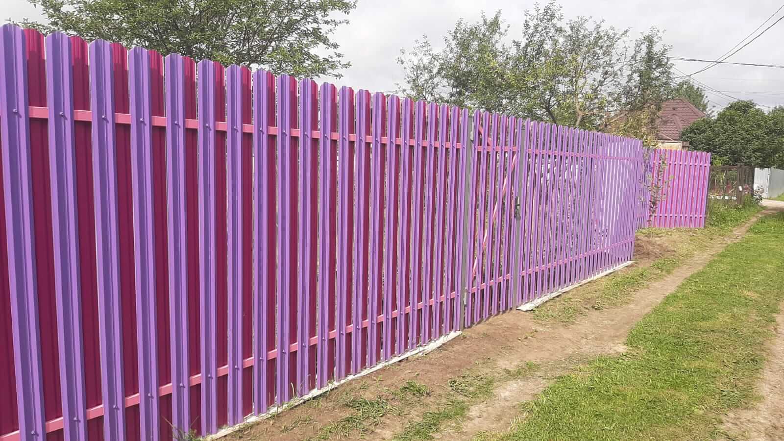 Двухцветный забор из евроштакетника 44м RAL4005 Сиреневый, RAL4006 Пурпурный фото 3 в Волгограде