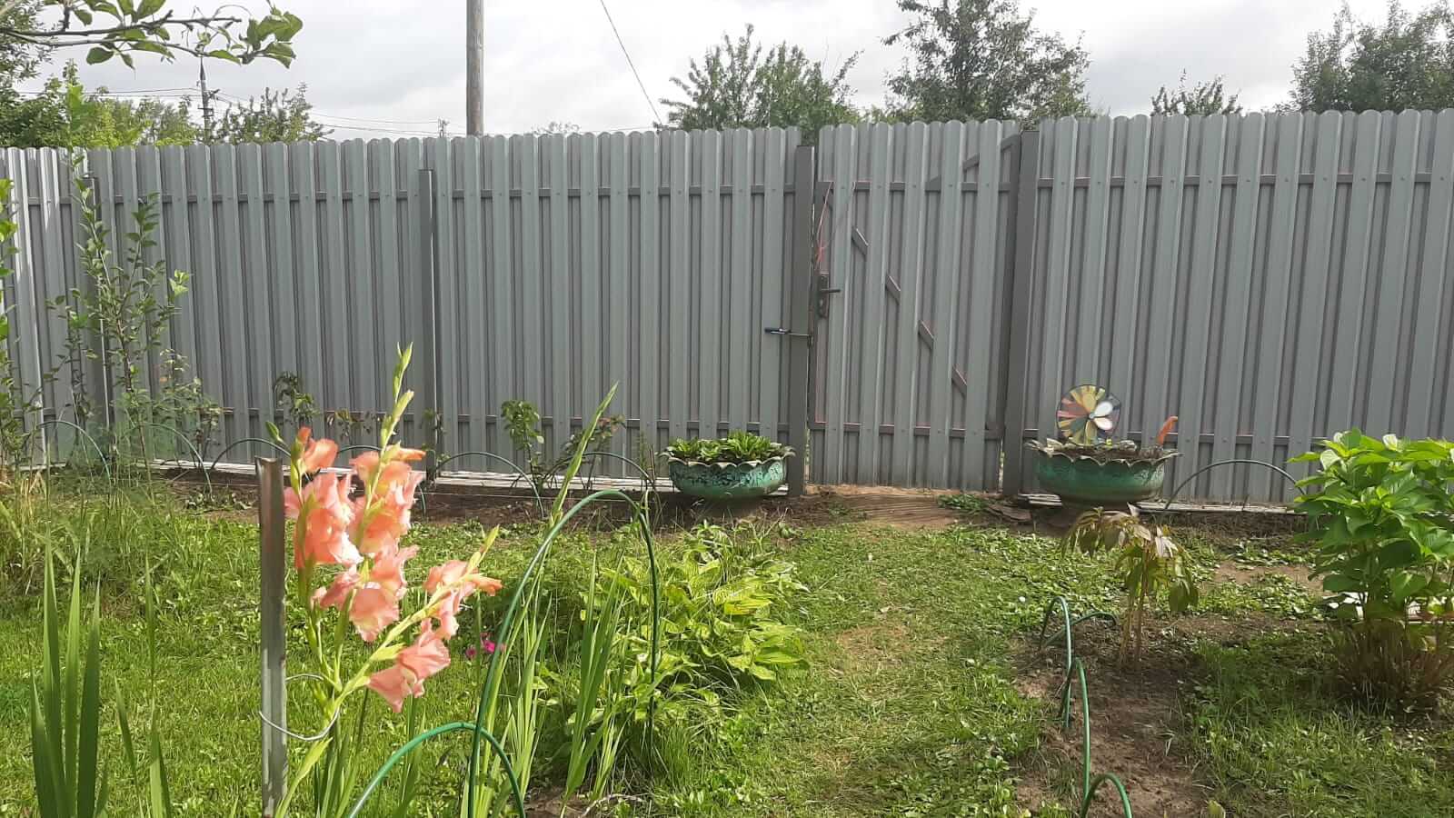 Двухцветный забор из евроштакетника 44м RAL4005 Сиреневый, RAL4006 Пурпурный фото 1 в Волгограде