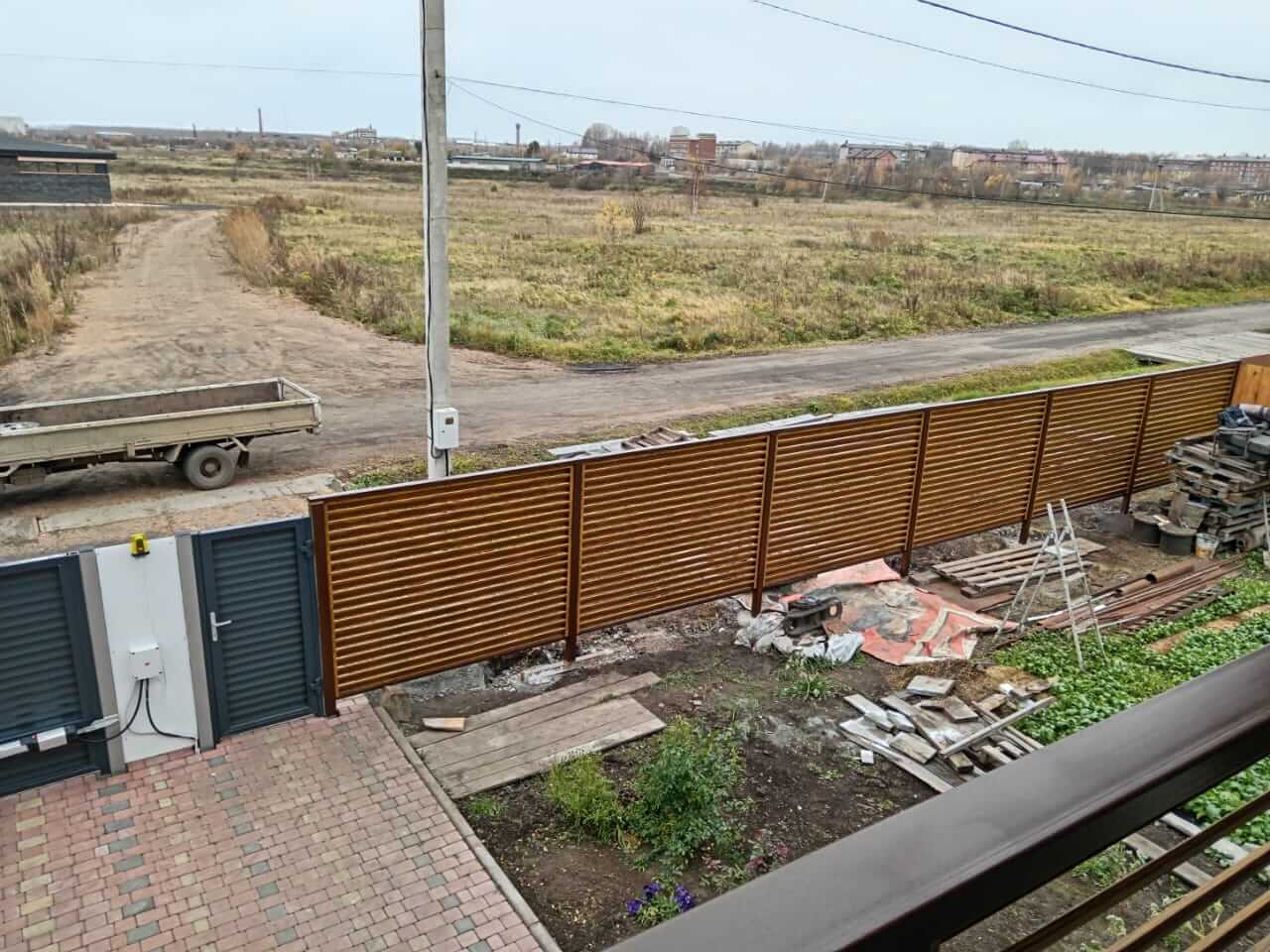 Забор-жалюзи 12м + балконное ограждение из ламелей Еврожалюзи Орех Миланский 3D Принтек фото 2 в Волгограде