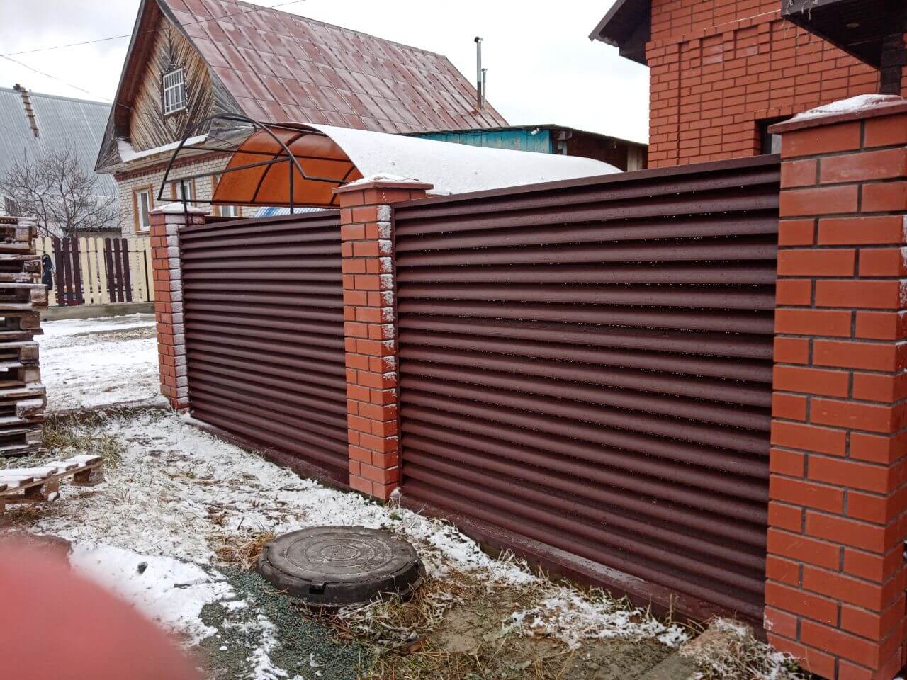 Забор из ламелей еврожалюзи 12м RAL8017/8017 Шоколад двусторонний МАТТЕ фото 3 в Волгограде