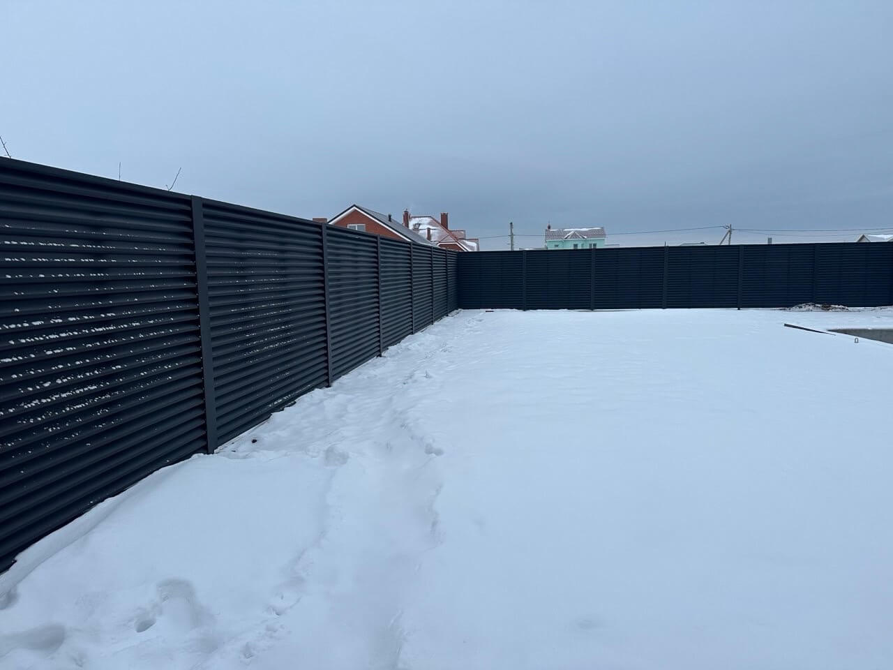 Забор-жалюзи из ламелей ЭКО-Z 130м RAL9005 Черный МАТТЕ фото 3 в Волгограде