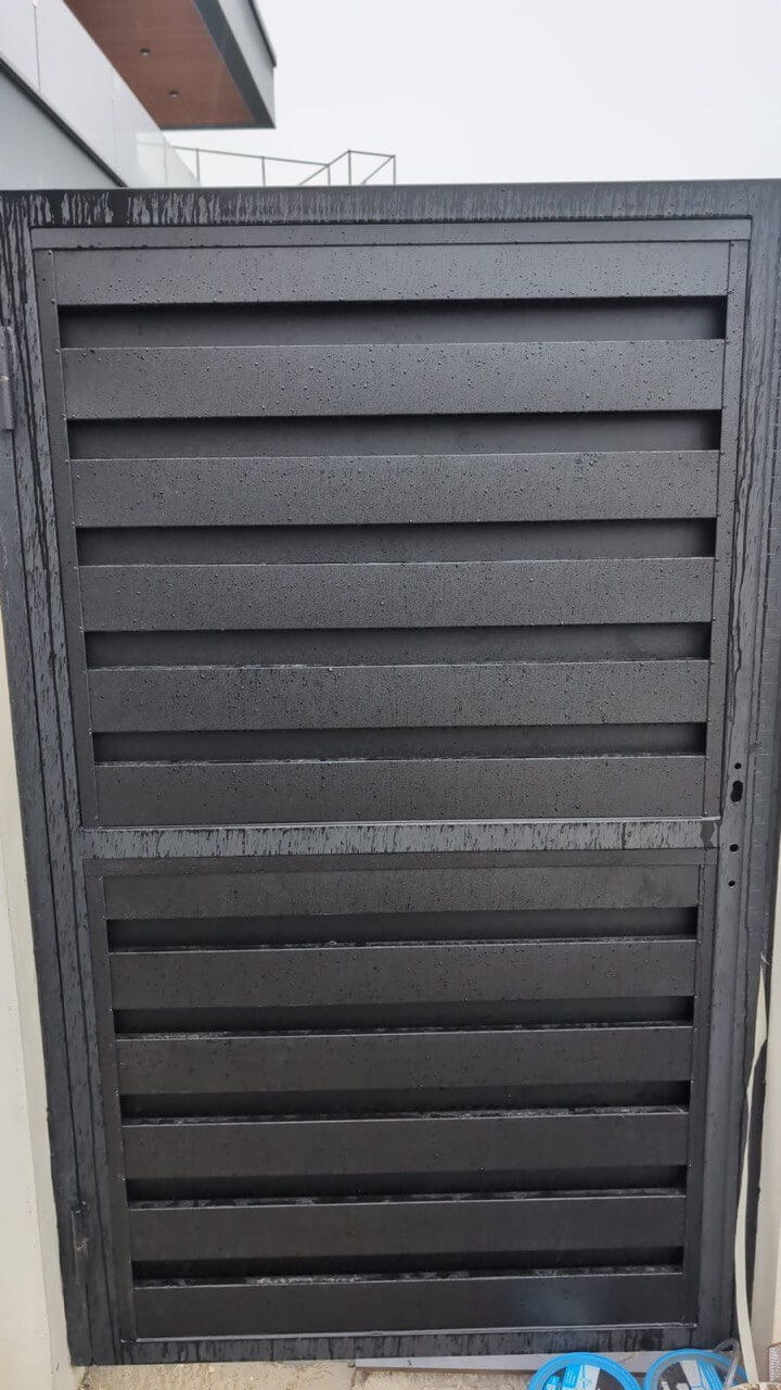 Откатные ворота с калиткой из металлопланкена RAL9005/9005 Черный двусторонний МАТТЕ фото 3 в Волгограде