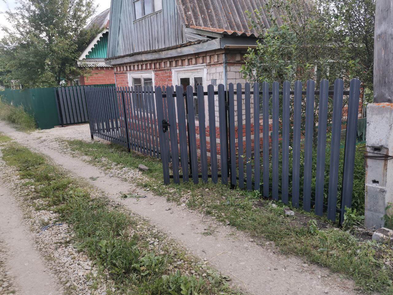 Забор из евроштакетника 7м RAL7024/7024 Серый Графит двусторонний фото 3 в Волгограде