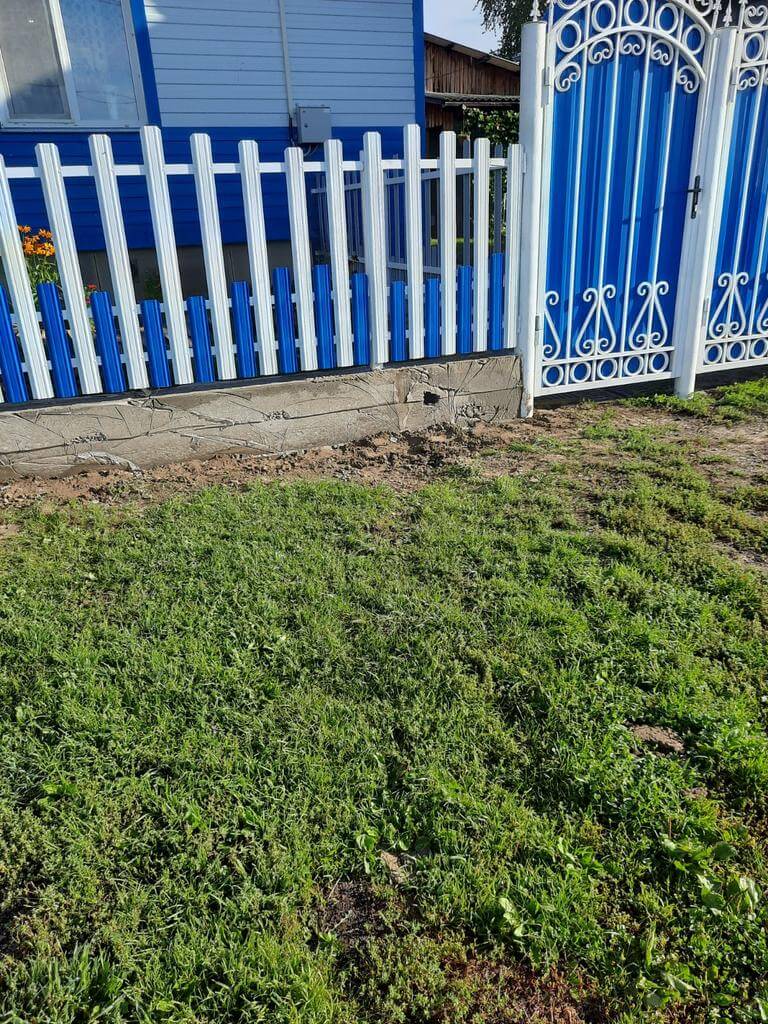 Забор из евроштакетника 14м RAL9003 Белый, RAL5005 Синий Сигнал фото 2 в Волгограде