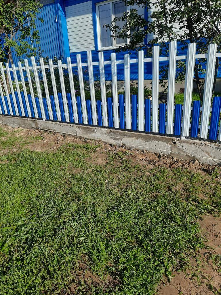Забор из евроштакетника 14м RAL9003 Белый, RAL5005 Синий Сигнал фото 1 в Волгограде