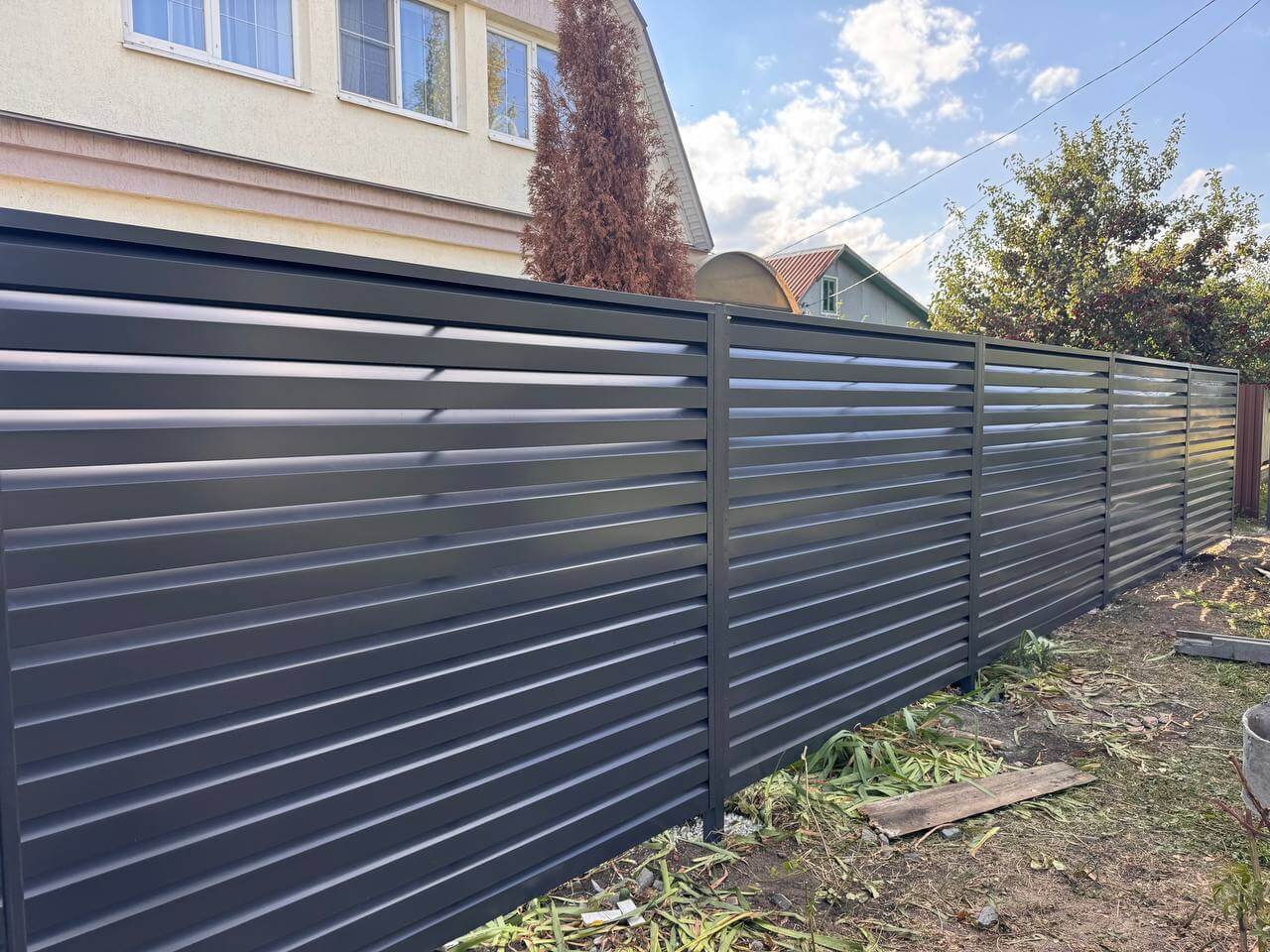 Забор-жалюзи из ламелей Хай-Тек 26м RAL7024/7024 Серый Графит двусторонний в Волгограде
