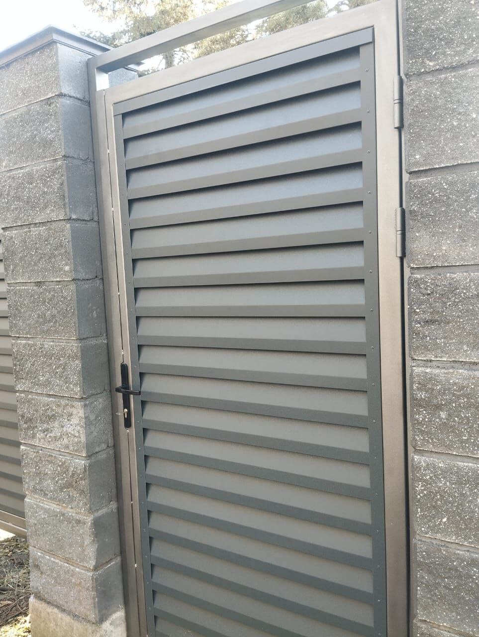Откатные ворота с калиткой из ламелей Реснички RAL7024/7024 Серый Графит двусторонний МАТТЕ фото 2 в Волгограде