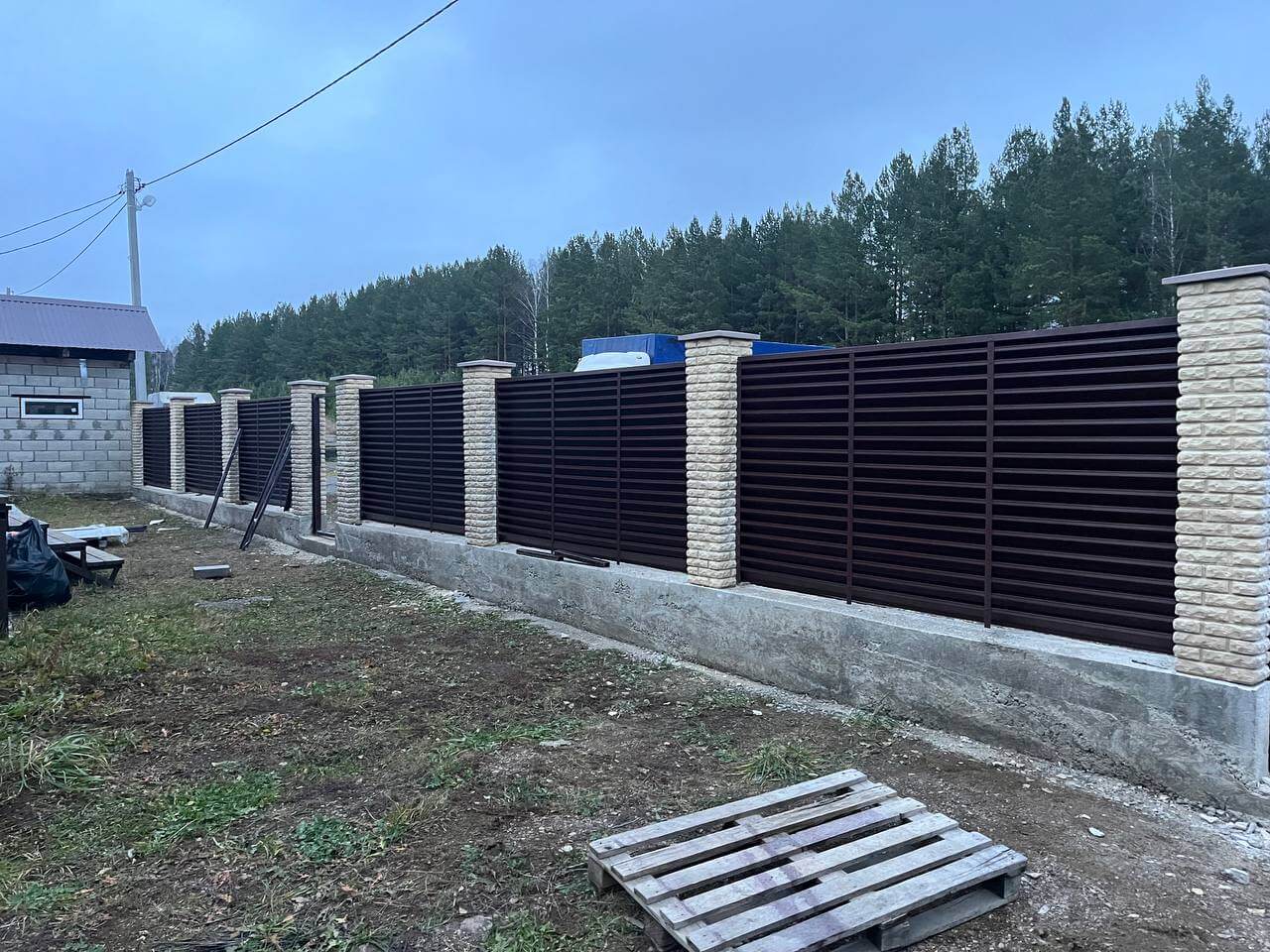Забор-жалюзи из ламелей ЭКО-Z 18м RAL8017/8017 Шоколад двусторонний фото 3 в Волгограде