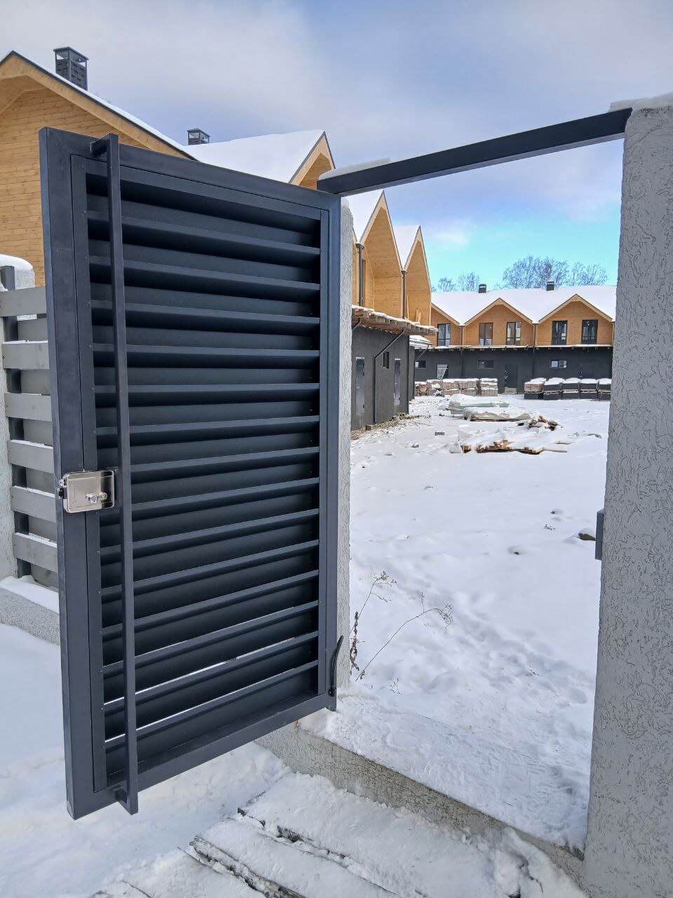 Входная группа из ламелей Хай-Тек RAL7024/7024 Серый Графит двусторонний МАТТЕ фото 21 в Волгограде