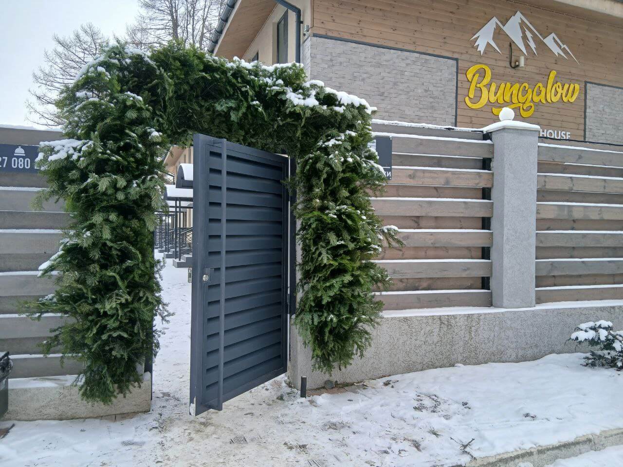 Входная группа из ламелей Хай-Тек RAL7024/7024 Серый Графит двусторонний МАТТЕ фото 15 в Волгограде