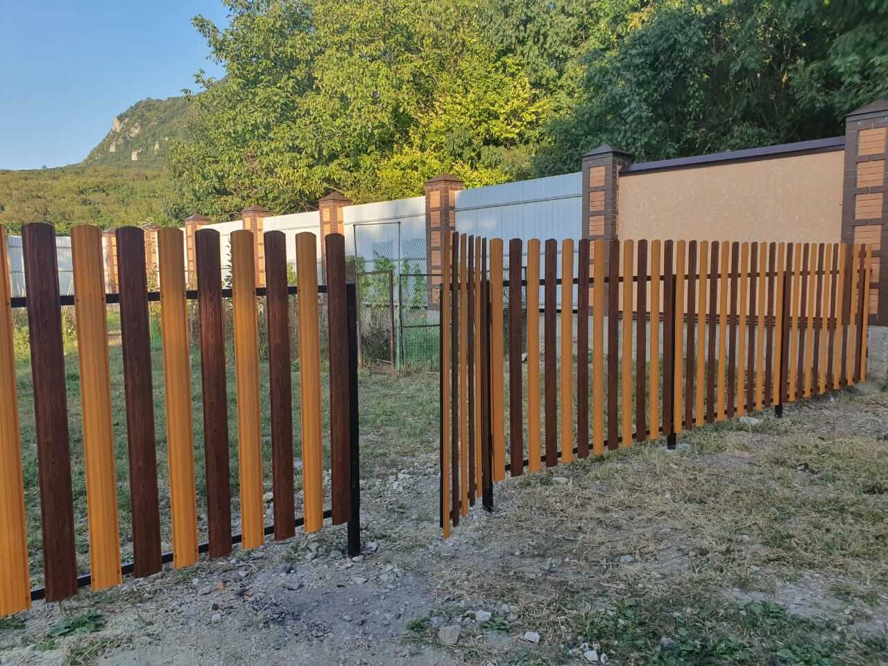 Забор из евроштакетника 10м в двух цветах: Тик + Темное Дерево Printech фото 1 в Волгограде
