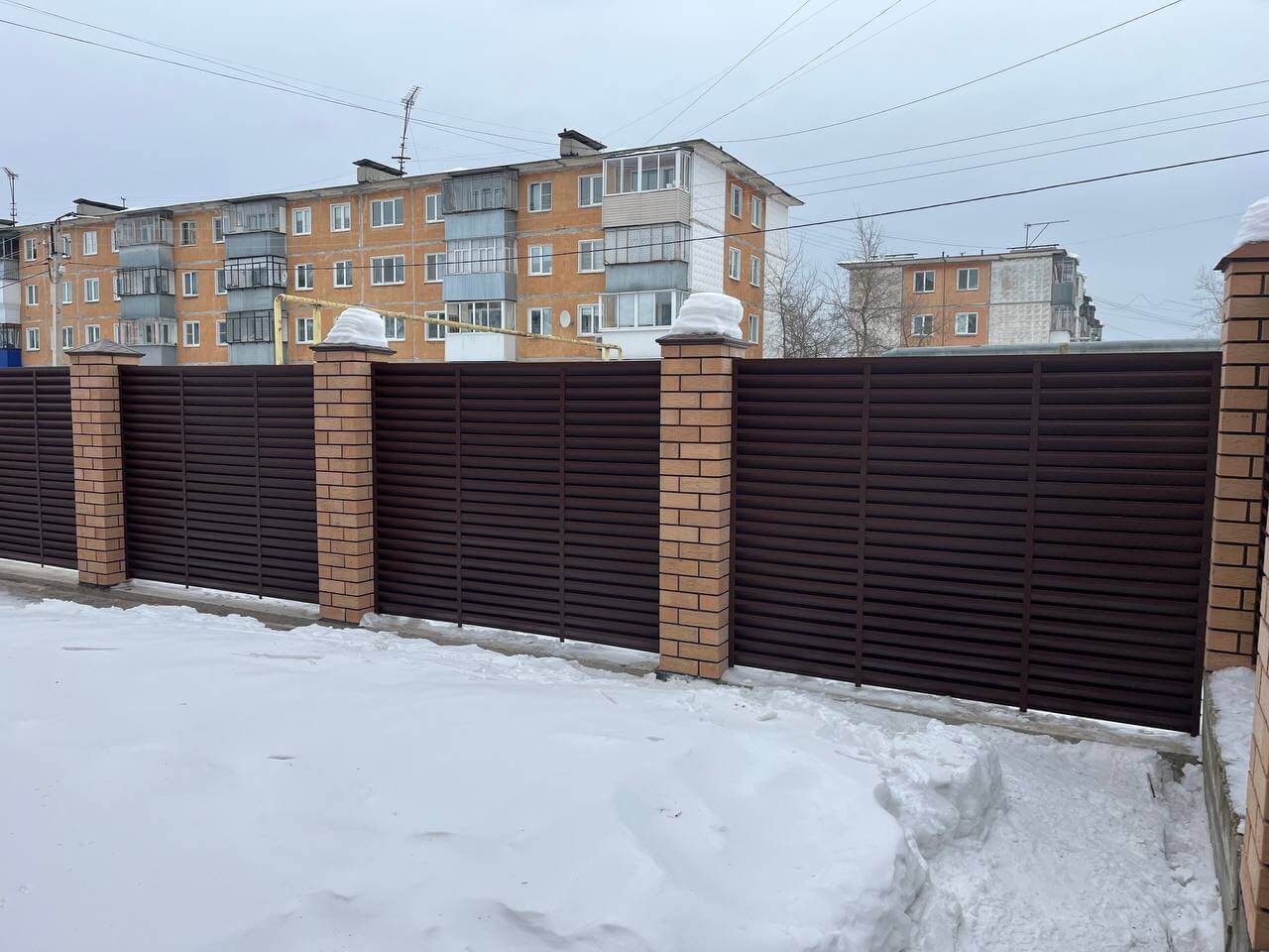 Забор-жалюзи из ламелей ЭКО-Z 87м RAL8017/8017 Шоколад двусторонний МАТТЕ фото 17 в Волгограде