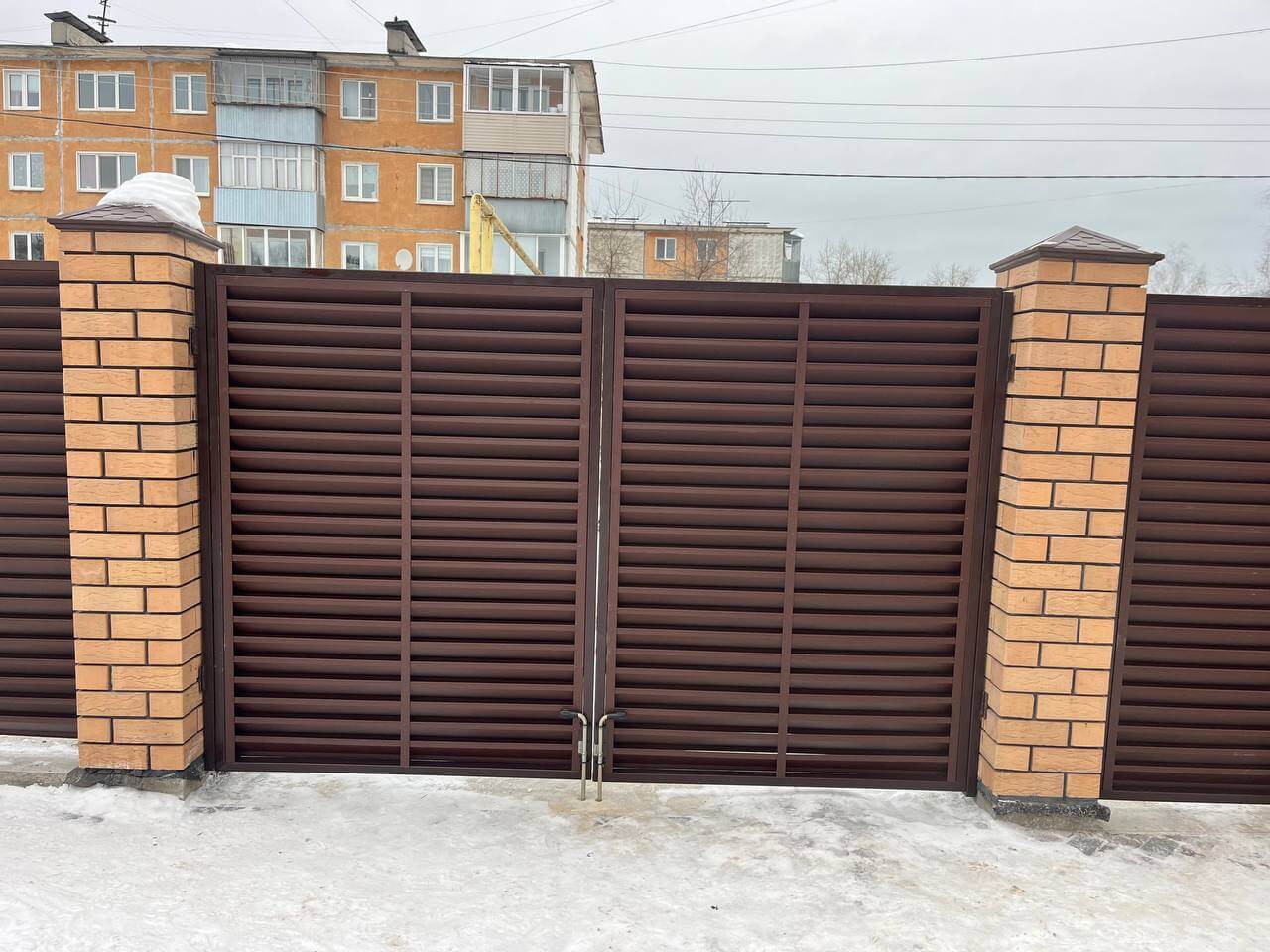 Забор-жалюзи из ламелей ЭКО-Z 87м RAL8017/8017 Шоколад двусторонний МАТТЕ фото 9 в Волгограде