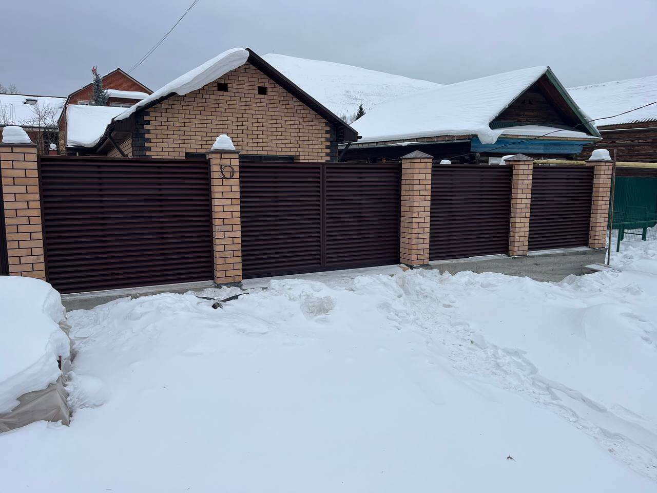 Забор-жалюзи из ламелей ЭКО-Z 87м RAL8017/8017 Шоколад двусторонний МАТТЕ фото 3 в Волгограде