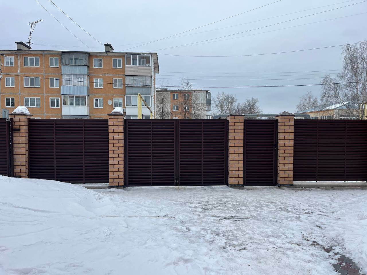 Забор-жалюзи из ламелей ЭКО-Z 87м RAL8017/8017 Шоколад двусторонний МАТТЕ фото 1 в Волгограде