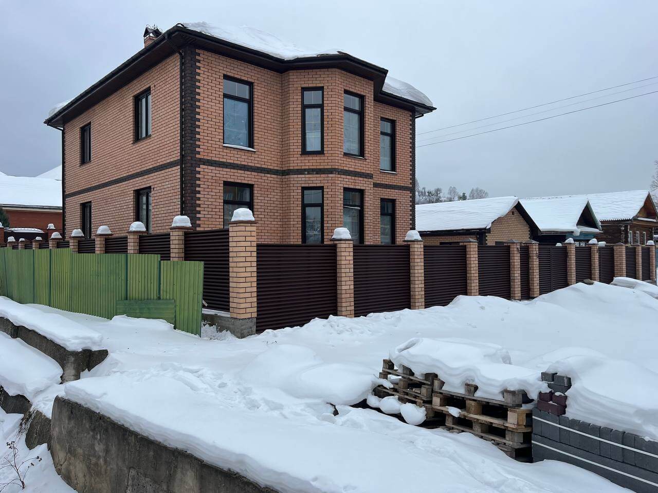Забор-жалюзи из ламелей ЭКО-Z 87м RAL8017/8017 Шоколад двусторонний МАТТЕ фото 12 в Волгограде