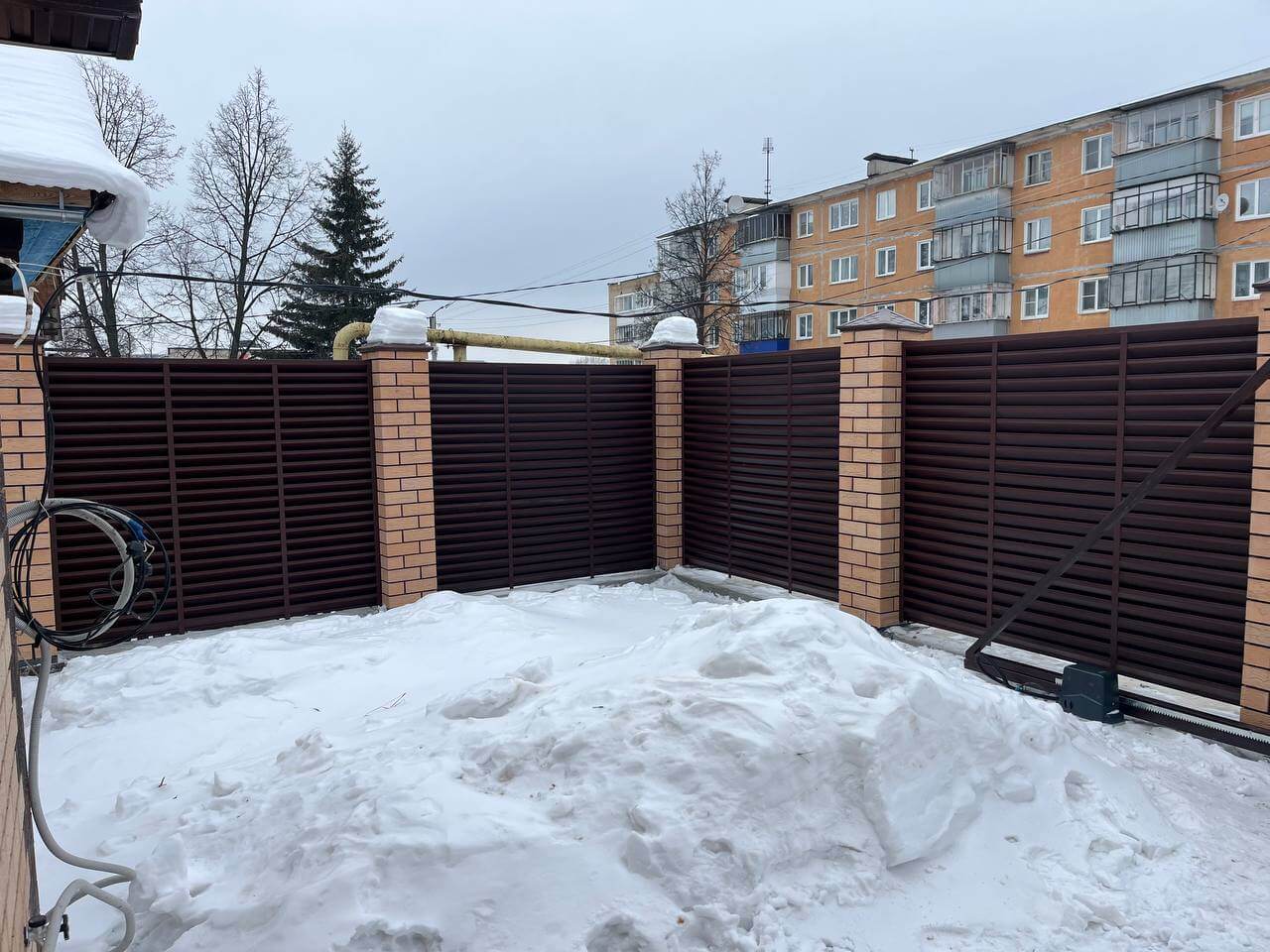 Забор-жалюзи из ламелей ЭКО-Z 87м RAL8017/8017 Шоколад двусторонний МАТТЕ фото 11 в Волгограде