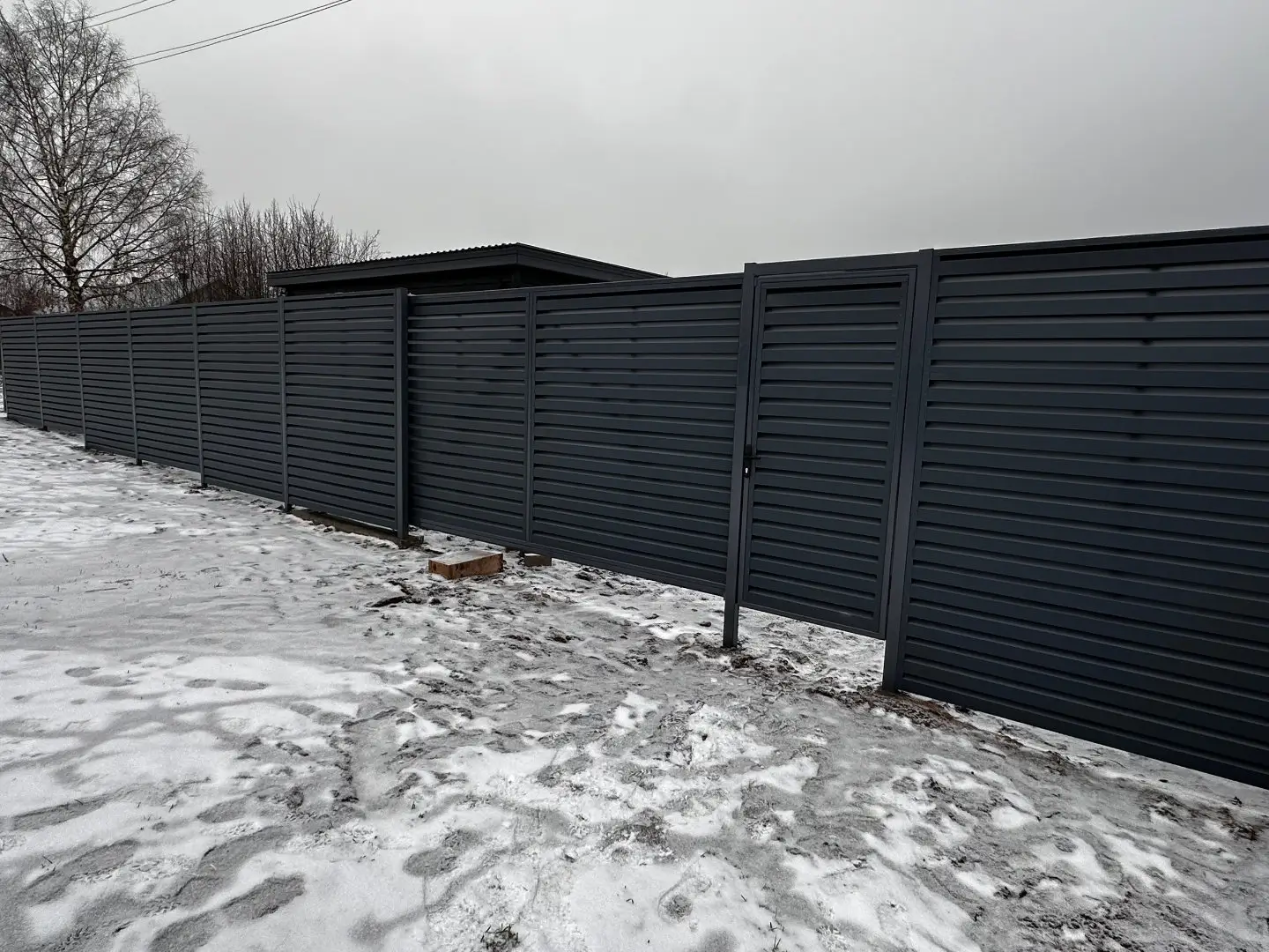Забор-жалюзи из ламелей Хай-Тек 20м RAL7024/7024 Серый Графит двусторонний МАТТЕ фото 4 в Волгограде