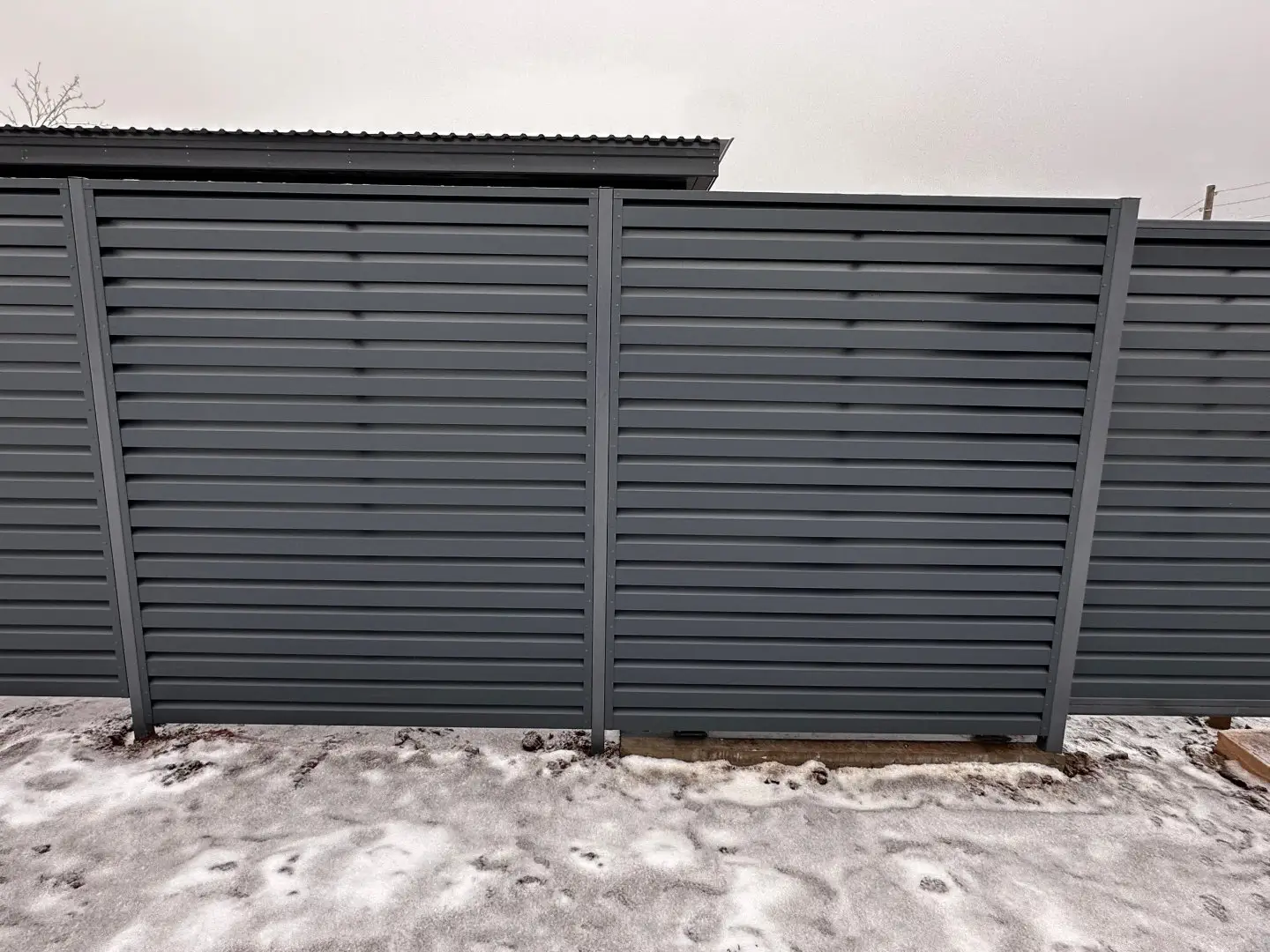 Забор-жалюзи из ламелей Хай-Тек 20м RAL7024/7024 Серый Графит двусторонний МАТТЕ фото 2 в Волгограде