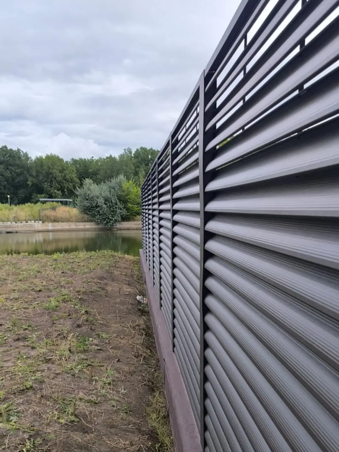Забор-жалюзи из ламелей еврожалюзи 86м RAL8019/8019 Темный Шоколад двусторонний МАТТЕ фото 7 в Волгограде