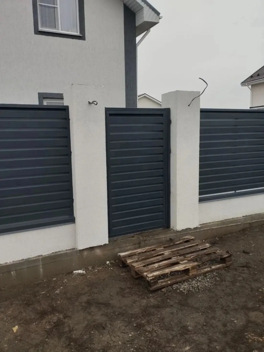 Забор-жалюзи из ламелей Хай-Тек 12м RAL7024 Серый Графит МАТТЕ фото 1 в Волгограде