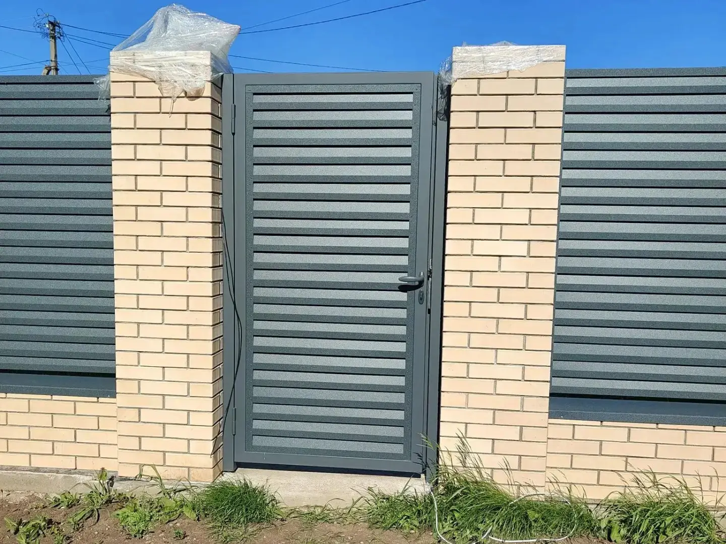 Забор-жалюзи из ламелей Реснички 16м RAL7024 Серый Графит Стальной Бархат фото 2 в Волгограде