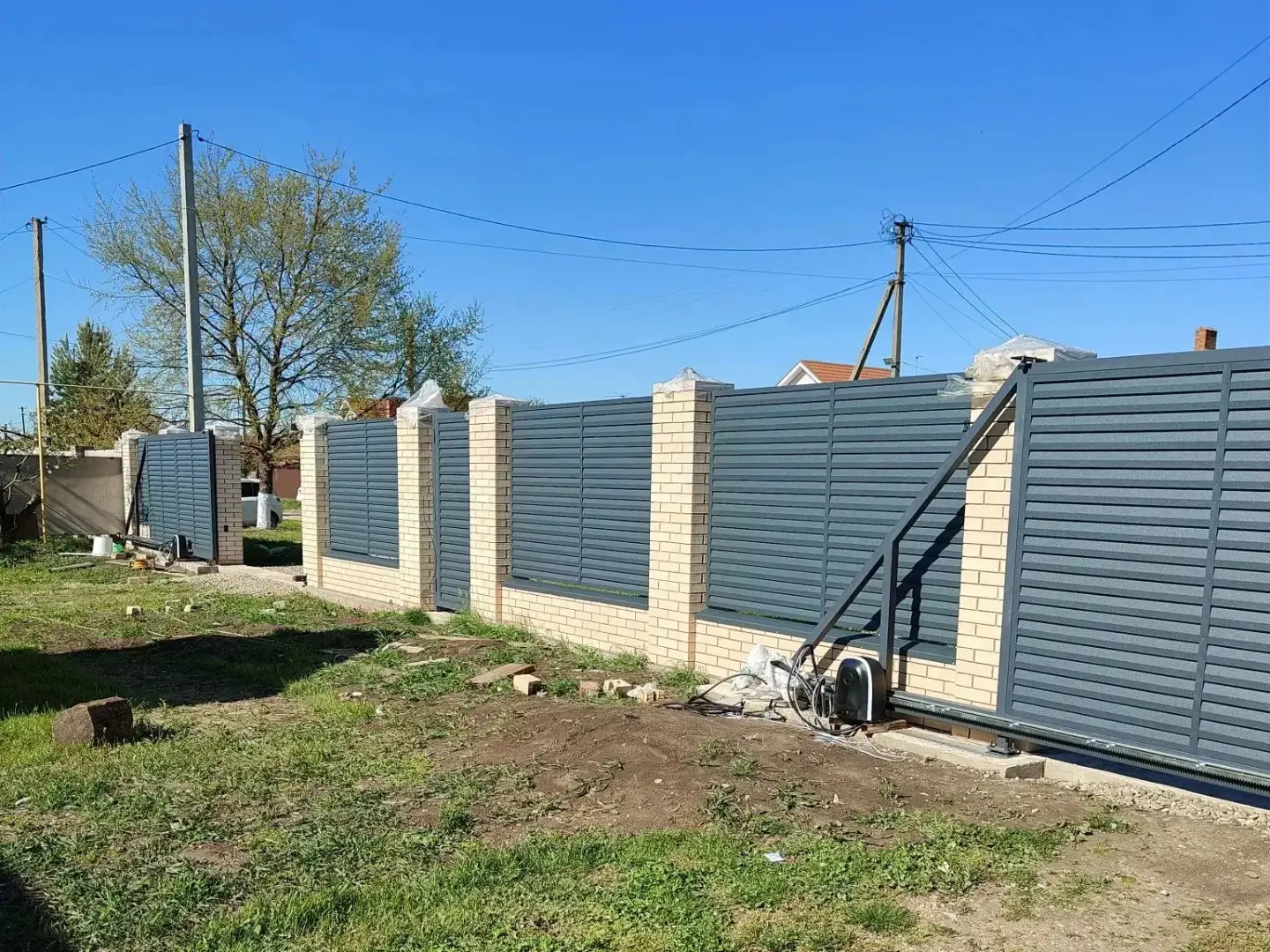 Забор-жалюзи из ламелей Реснички 16м RAL7024 Серый Графит Стальной Бархат фото 1 в Волгограде