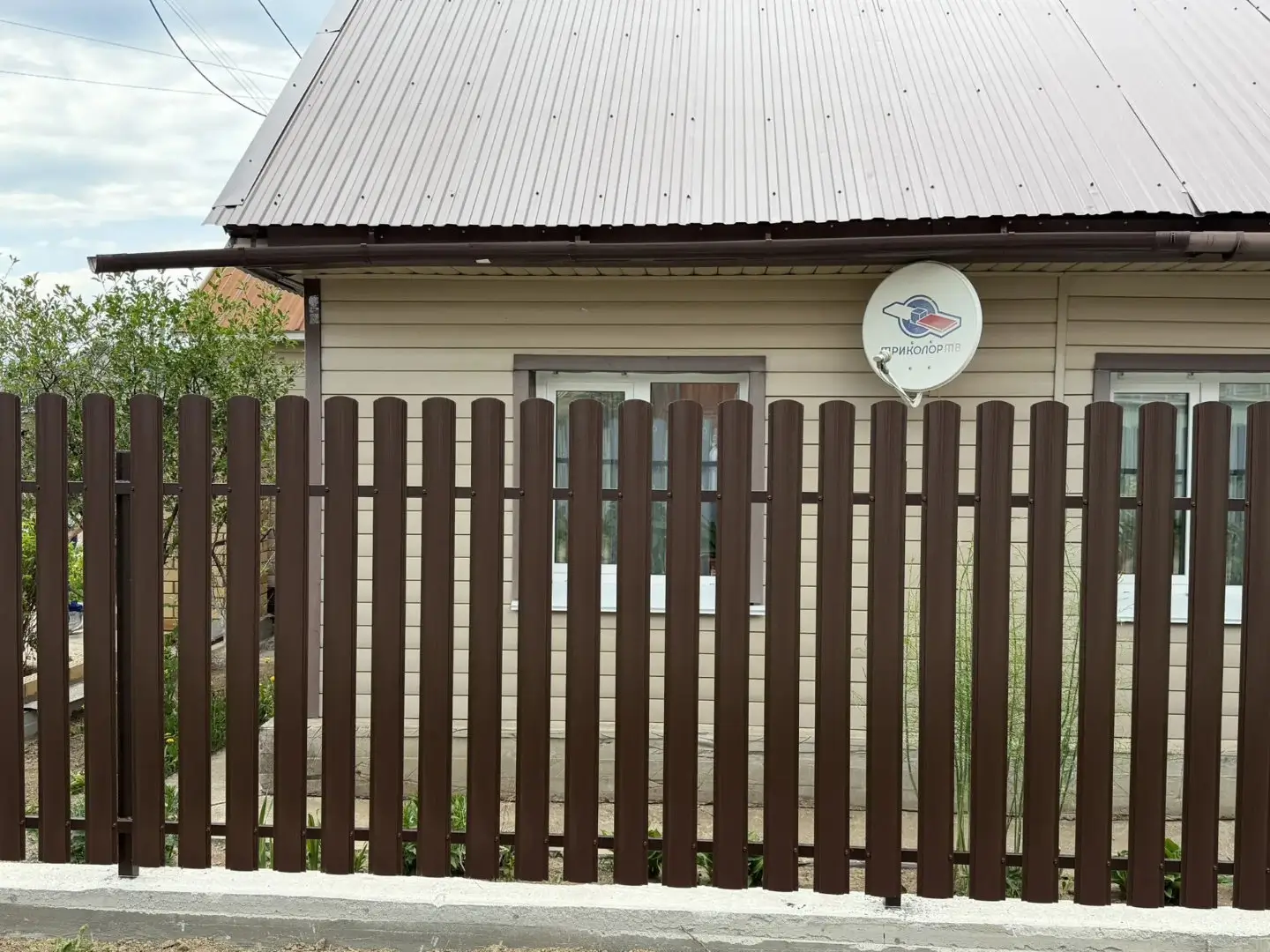 Комбинированный забор из ламелей ЭКО-Z-US и евроштакетника 18м RAL8017 Шоколад МАТТЕ, Полиэстер фото 3 в Волгограде